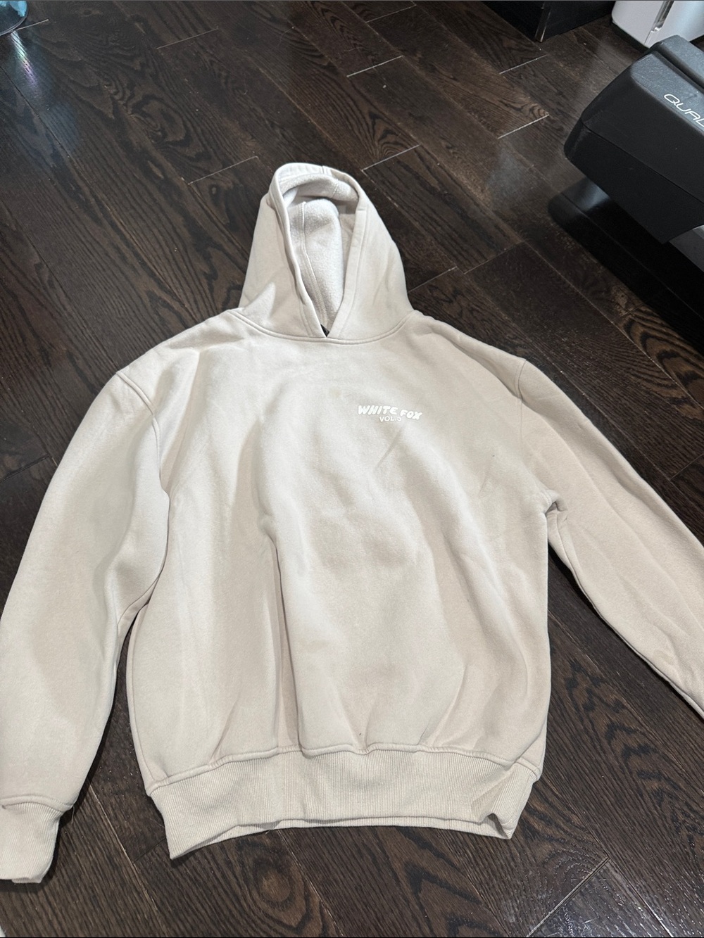 White Fox Boutique Cream Vol.3 Sweatshirt & Joggers Set notice 2 stains - Picture 7 of 10